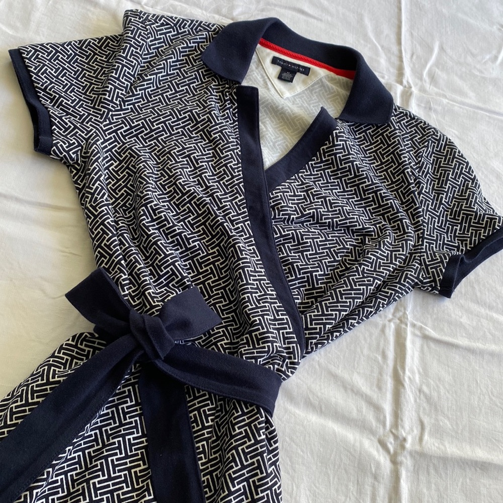 Tommy Hilfiger tie wrap dress. Logo pattern, with belt tie waist. Size Medium.